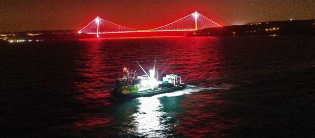 Balıkçı Tekneleri, İstanbul Boğazı’nın Eşsiz Gece Manzarasıyla Birleşti