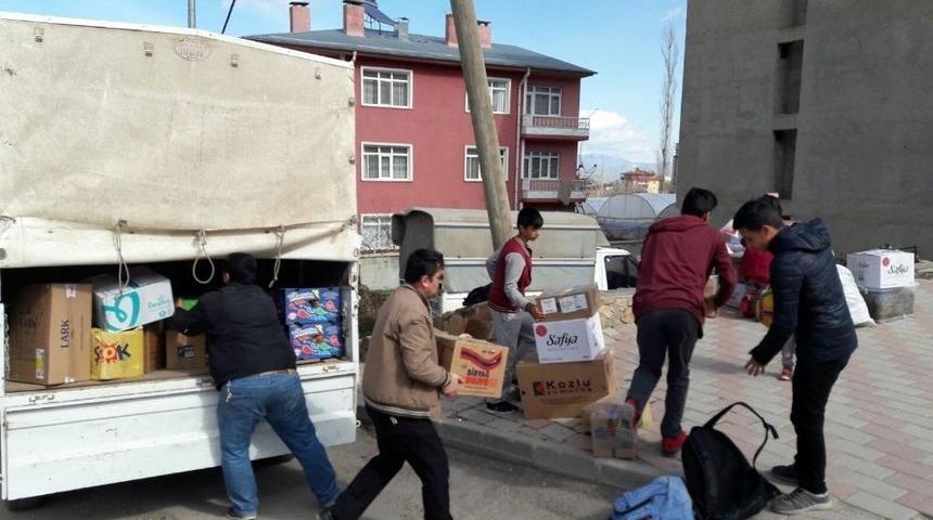 Hazırladıkları Yiyecekleri Elleriyle Mehmet&ccedil;iğe Teslim Ettiler
