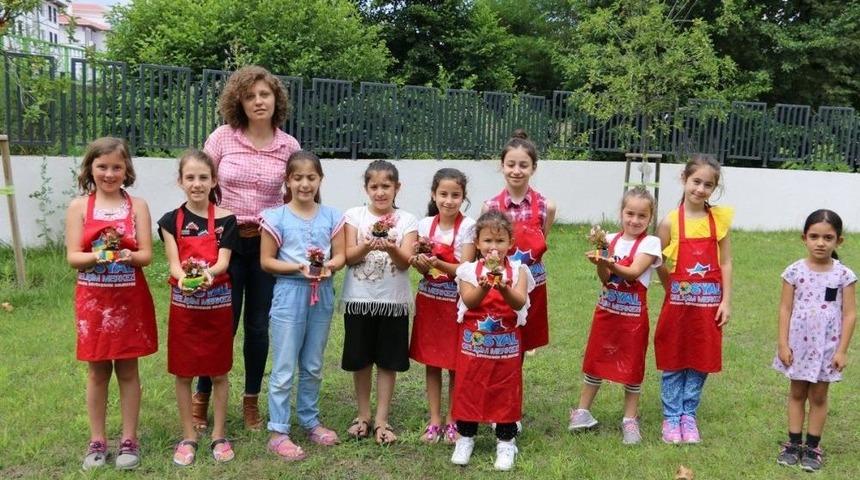 Rengarenk Saksılar &Ccedil;i&ccedil;eklerle Buluştu