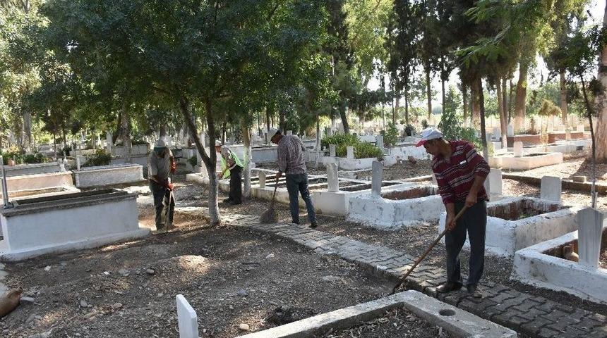 İncirliova&rsquo;daki Mezarlıklar Bayrama Hazır
