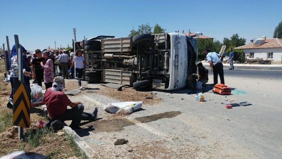 Midib&uuml;sle Tır &Ccedil;arpıştı: 9 Yaralı