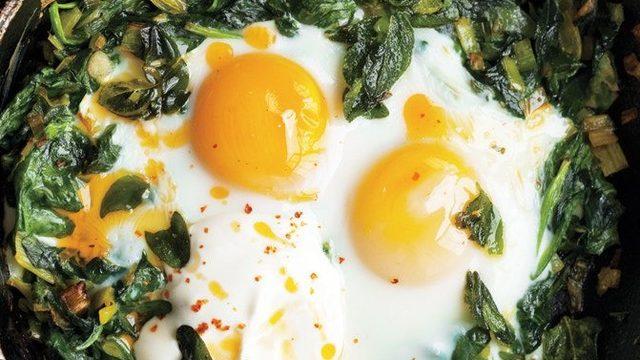 Fırında Pırasalı ve Yumurtalı Ispanak