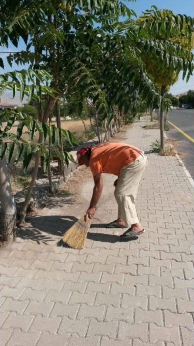 Çevre Dostu Vatandaş Kaldırımları Temizliyor