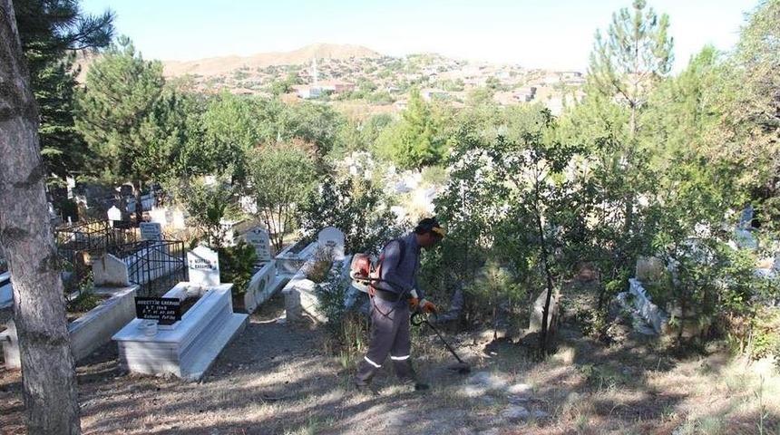 Bayram &Ouml;ncesi Mezarlıklar Bakıma Alındı
