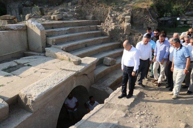 Vali Ve Başkan Kazı Çalışmalarını İnceledi