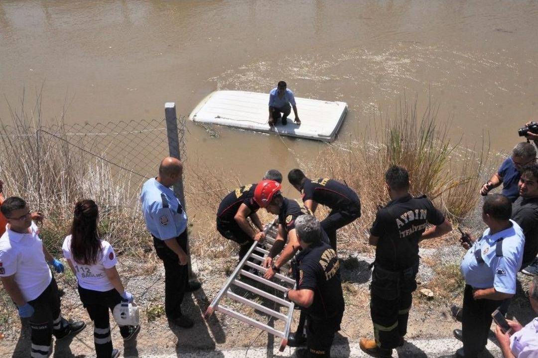 Akıntıya Kapılan Minib&uuml;s&uuml;n &Uuml;st&uuml;nde Kurtarılmayı Bekledi