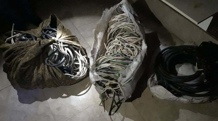 Hırsızlık Şüphelileri Ellerindeki Fenerlerle Yakalandı