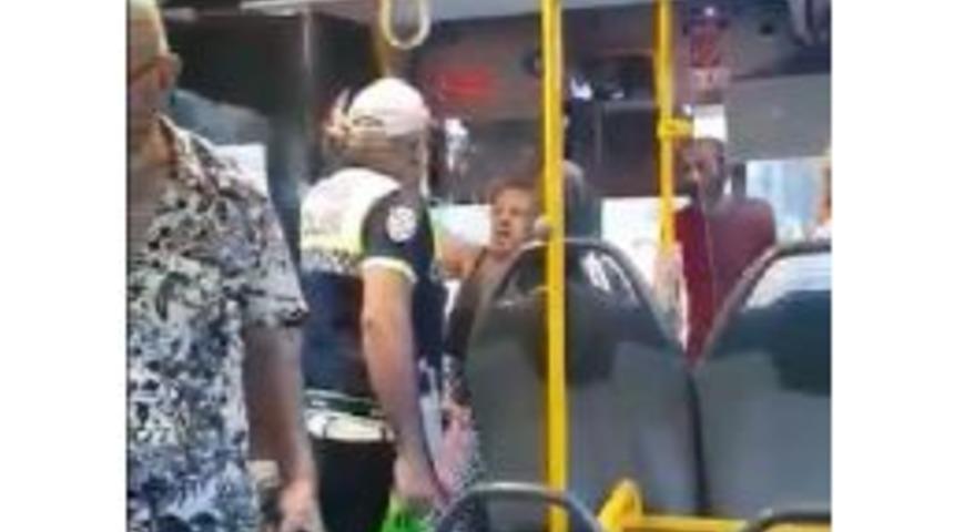 Polis Bacağını Isıran K&ouml;peğe Ateş Etti, Vatandaşlar Tepki G&ouml;sterdi