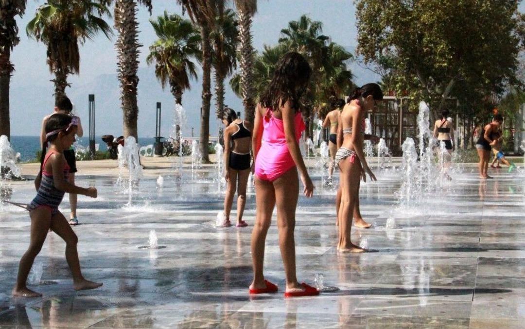 Eyl&uuml;l Ayında Konyaaltı&rsquo;nda Deniz Keyfi