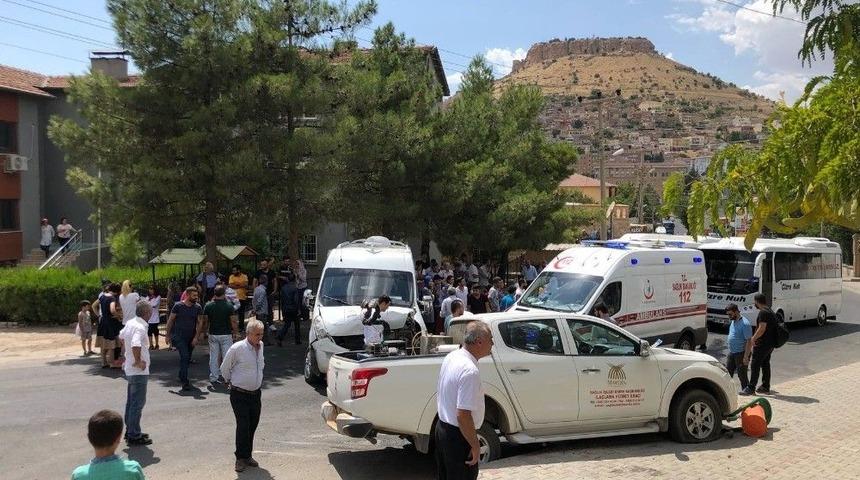 Belediye Aracı İle Minib&uuml;s &Ccedil;arpıştı: 7 Yaralı