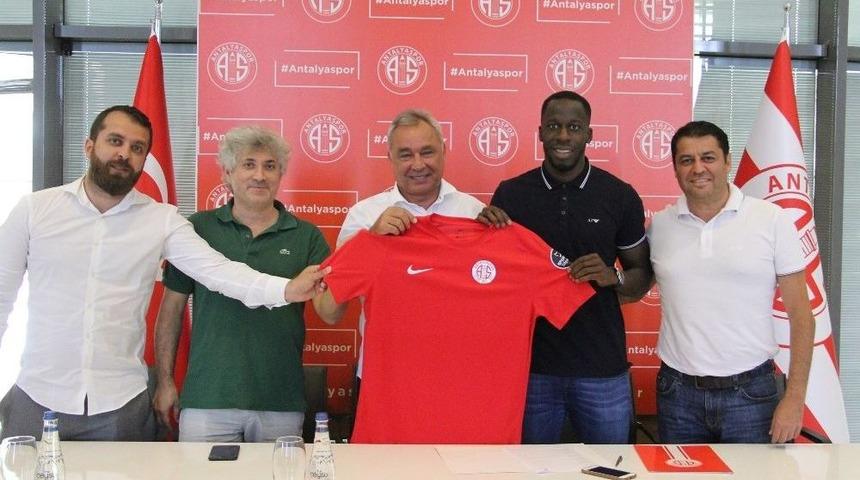Antalyaspor, Aly Cissokho İle 3 Yıllık S&ouml;zleşme İmzaladı