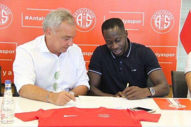 Antalyaspor, Aly Cissokho İle 3 Yıllık Sözleşme İmzaladı