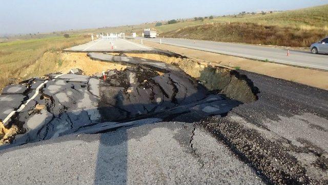 Kütahya-uşak Karayolu’nda Çökme