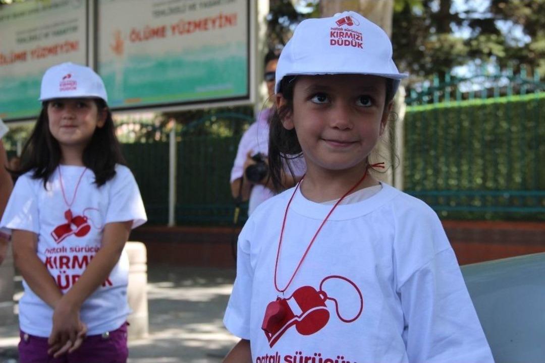 &Ccedil;ocuklar Kırmızı D&uuml;d&uuml;kle Trafik Polisi Oldu