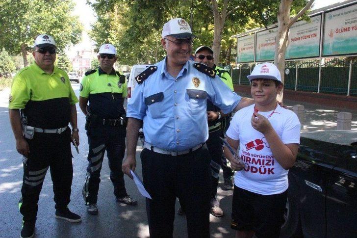Çocuklar Kırmızı Düdükle Trafik Polisi Oldu G2