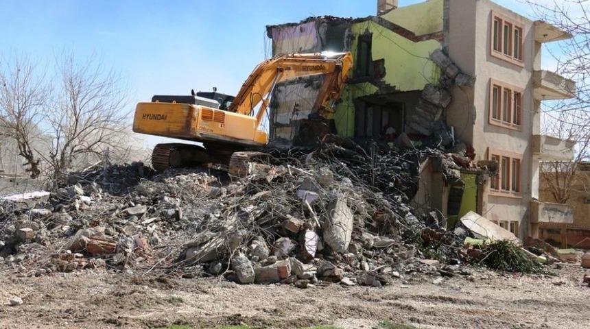 Ak&ccedil;akale Belediyesi Metruk Binaları Yıktı