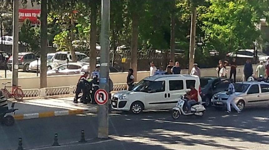 Polis Ş&uuml;pheli Şahsı Zor Kullanarak G&ouml;zaltına Aldı