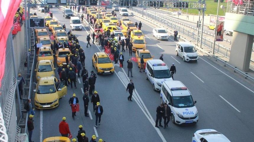 Taksicilerden İstanbul Adliyesi &Ouml;n&uuml;nde &rsquo;uber&rsquo; Eylemi