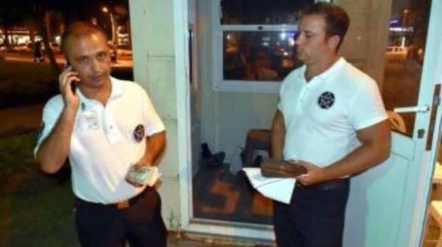 G&uuml;venlik&ccedil;iler İ&ccedil;i Para Dolu &Ccedil;antayı Polise Teslim Etti