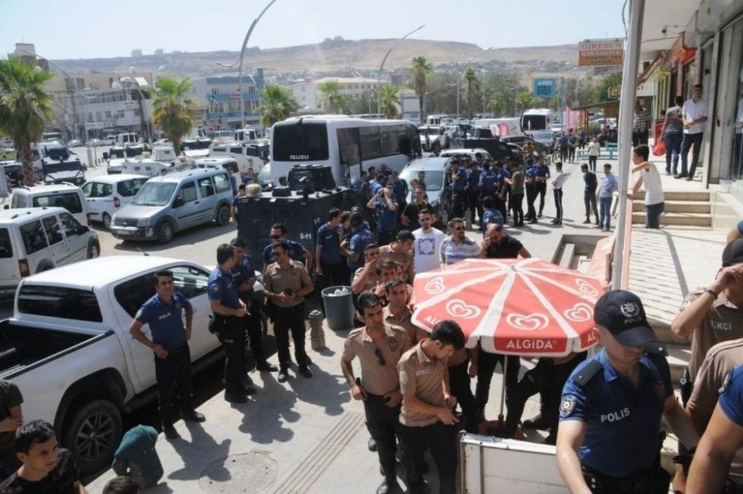 D&ouml;vizini Alan Polis Tl&rsquo;ye Sahip &Ccedil;ıkmak İ&ccedil;in Sıraya Girdi