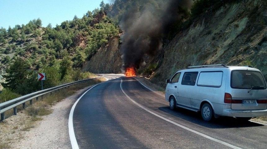 Seyir Halindeki Otomobil Alev Alev Yandı