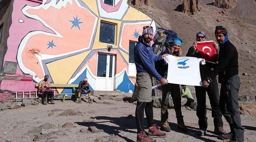 Van Gölü İçin Gürcistan Kazbek Dağı’na Tırmandılar