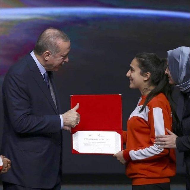 Asp Kadın Futbol Takımı Cumhurbaşkanı Erdoğan’ı Ziyaret Etti