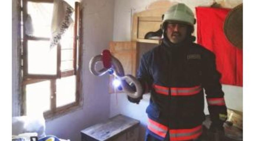 Eve Giren Yılanı İtfaiye &Ccedil;ıkardı