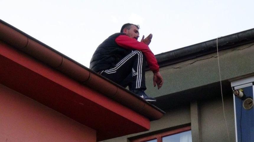 Polisten Ka&ccedil;an Hırsız &Ccedil;atıya &Ccedil;ıkarak İntihar Girişimde Bulundu