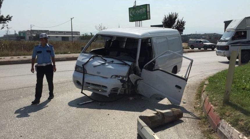 Minib&uuml;s İle Otomobil &Ccedil;arpıştı: 2 Yaralı