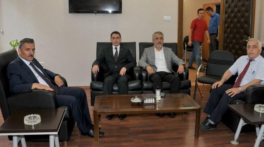 T&uuml;rkmenistan B&uuml;y&uuml;kel&ccedil;isi Amanlıyev&rsquo;den Sa&ccedil;ı Lastiklere Dolanan &Ouml;ğrenciye Ziyaret