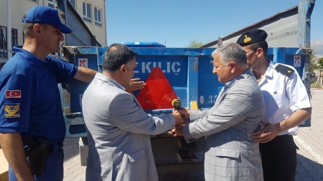 Develi&rsquo;de 75 Trakt&ouml;re Reflekt&ouml;r Takıldı