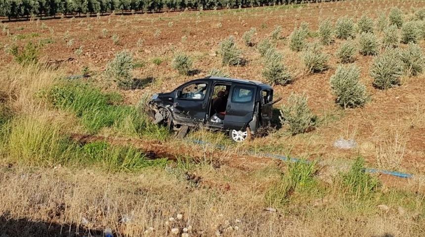 Şiddetli R&uuml;zgarda Takla Atan Ara&ccedil; Tarlaya U&ccedil;tu: 3 Yaralı