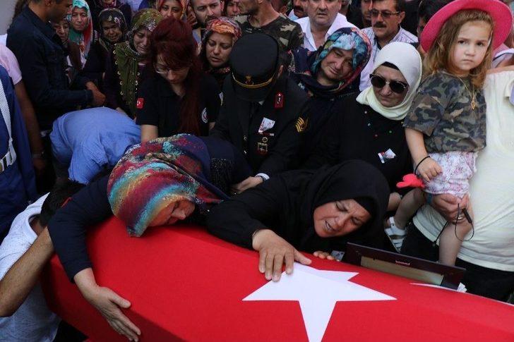 Şehit Uzman Onbaşını Son Yolculuğuna On Binler Uğurladı G1