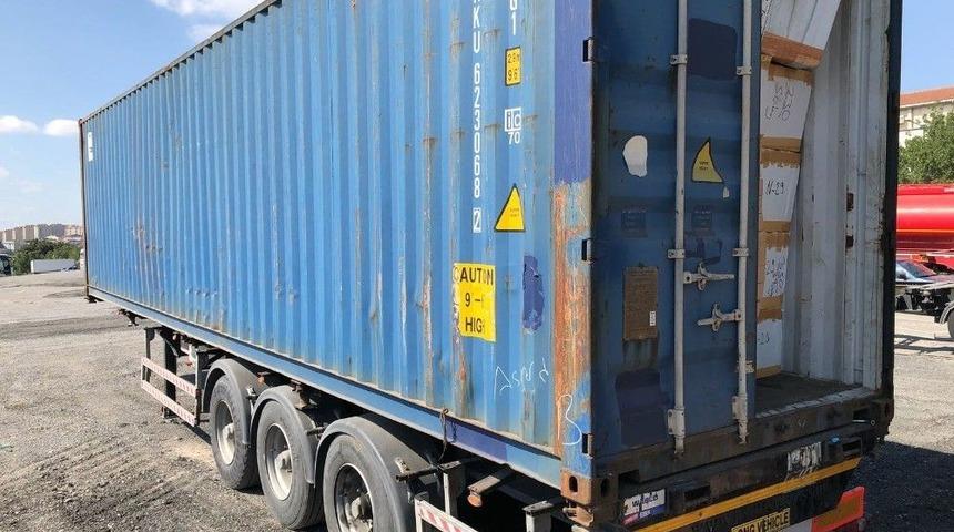 Avcılar&rsquo;da Polis Ekiplerinin Bir Tıra D&uuml;zenlediği Baskında, Y&uuml;kl&uuml; Miktarda Sahte Parf&uuml;m Ele Ge&ccedil;irildi. Ele Ge&ccedil;irilen Parf&uuml;mler Arasında D&uuml;nyaca &Uuml;nl&uuml; Markaların Taklitleri De Bulunuyor.