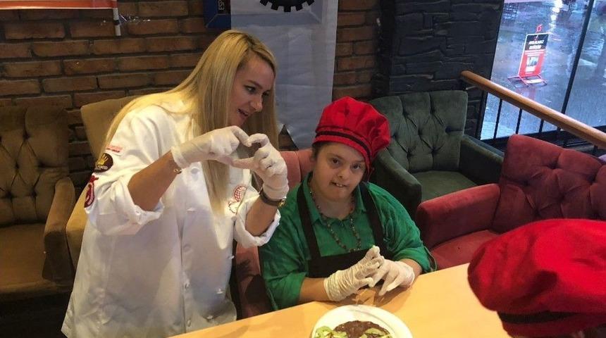 Uşak’ta Down Sendromlu Ve Diyabetli Çocuklara Özel Etkinlik