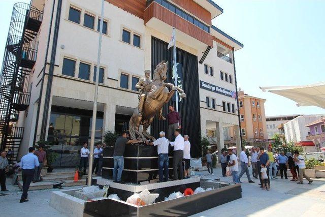 Sındırgı’ya Atatürk Heykeli