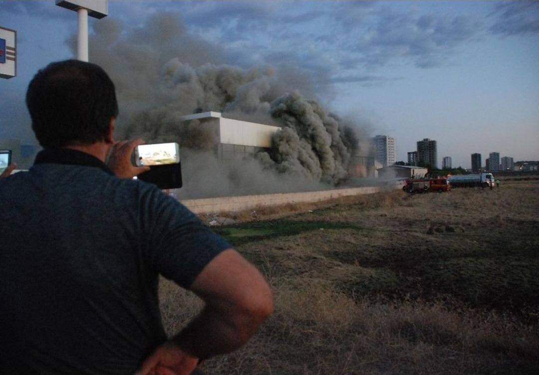 Diyarbakır&rsquo;da Mobilya Toptancısında Yangın