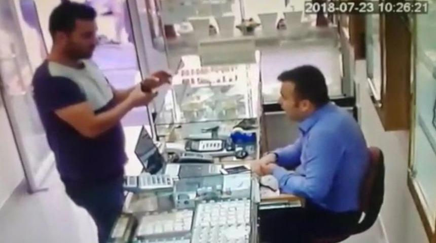 &Ccedil;aldığı Altınları Satamadan Yakalandı