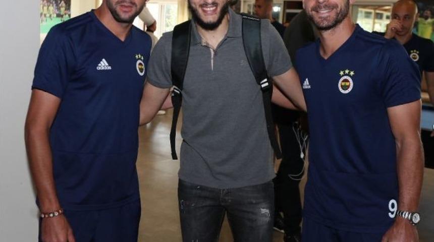 Benzia, Takım Arkadaşlarıyla Tanıştı