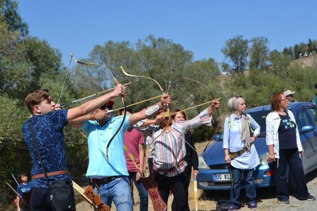 Geleneksel Ok&ccedil;ular &Uuml;&ccedil; Boyutlu Hedefleri Vurmak İ&ccedil;in Yarıştı