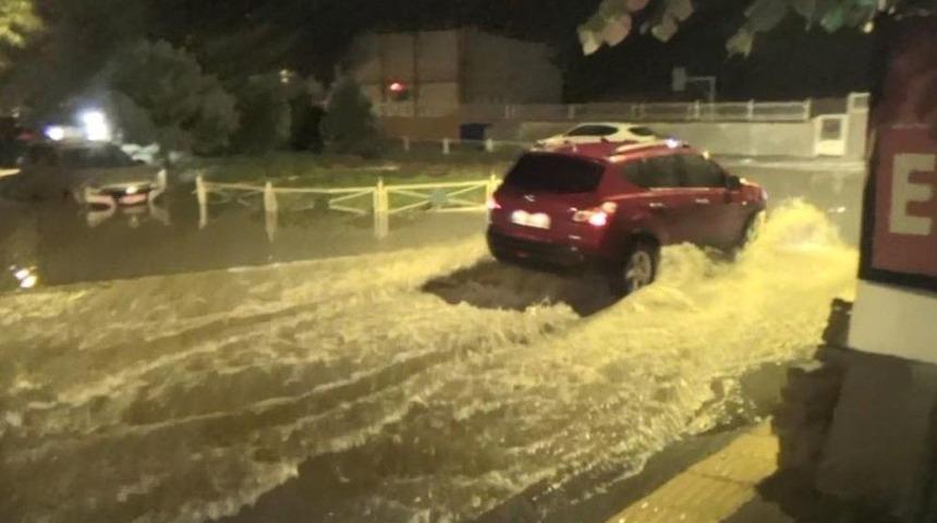 Tekirdağ&rsquo;da Şiddetli Yağış Sokakları G&ouml;le &Ccedil;evirdi