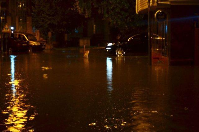 Tekirdağ&rsquo;da Şiddetli Yağış Sokakları G&ouml;le &Ccedil;evirdi 1