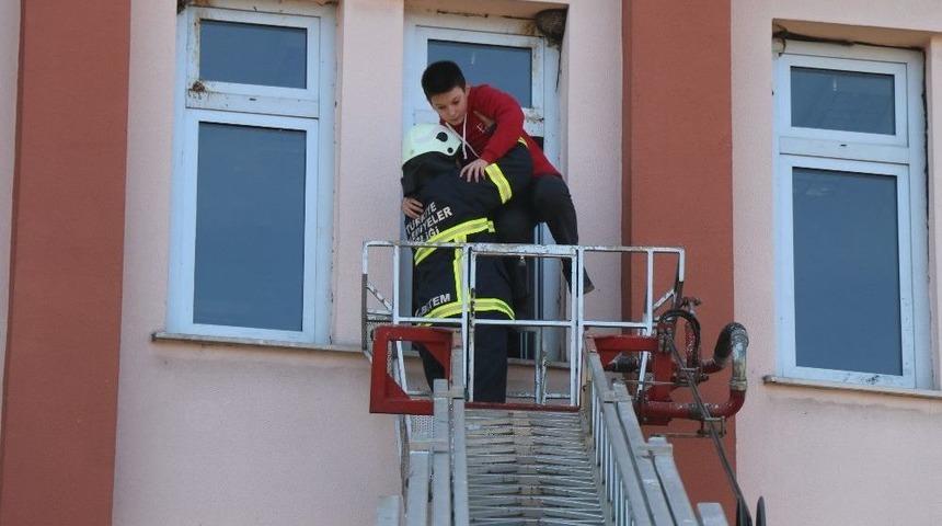 Lisede Yangın Alarmı, &Ouml;ğrenciler Yangınla M&uuml;cadeleyi &Ouml;ğrendiler