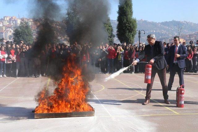 Lisede Yangın Alarmı, Öğrenciler Yangınla Mücadeleyi Öğrendiler