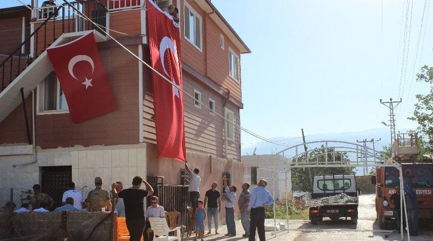 Hataylı Şehidin Baba Evine T&uuml;rk Bayrağı Asıldı