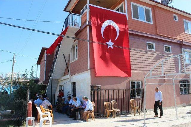 Hataylı Şehidin Baba Evine Türk Bayrağı Asıldı