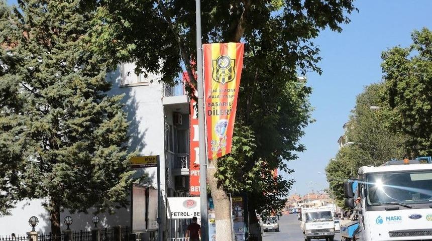 Sivas Caddesi Sarı Kırmızılı Bayraklarla Donatıldı