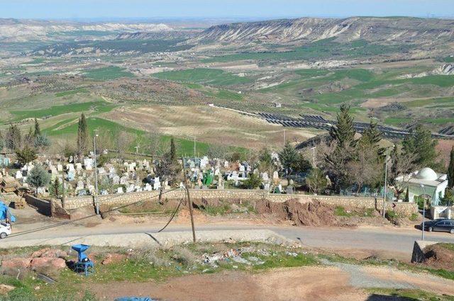 Adıyaman’da Acılı Aile Bebeklerini Mezarında Bulamadı