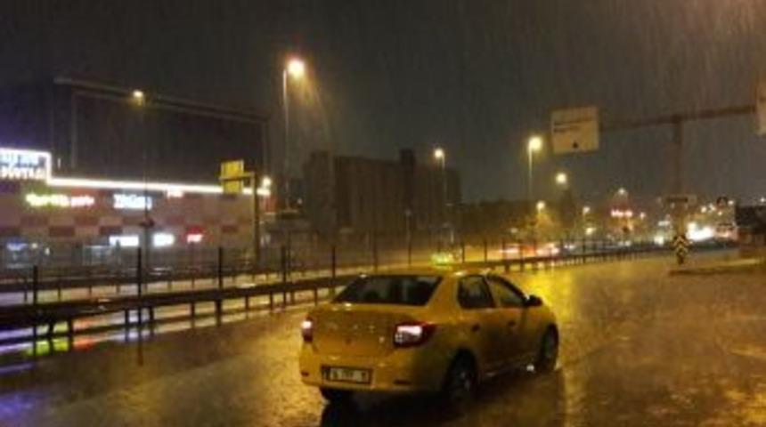 İstanbul&rsquo;da Şiddetli Yağış Etkili Olmaya Başladı